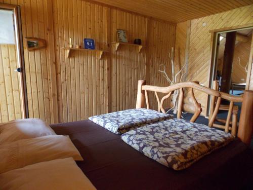 卡利卡尔尼尼宾馆的一间设有床铺和木墙的房间