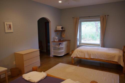 奥索尤斯芭格耐斯住宿加早餐酒店的一间卧室设有两张床和一个带微波炉的窗户。