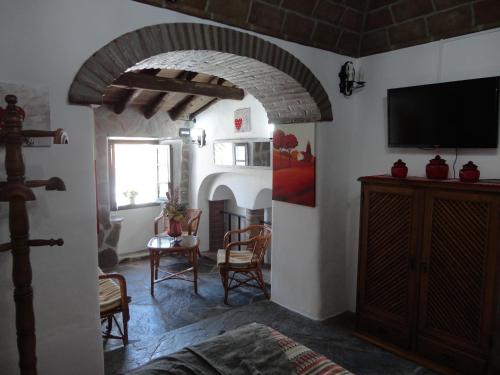 蒙萨拉什Casa Daterra的带电视的客厅和带壁炉的客房。