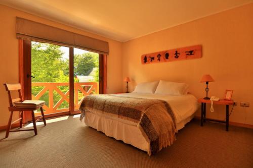 艾森港Y卡瓦尼亚斯巴塔哥尼亚绿色酒店的一间卧室设有一张床和一个大窗户
