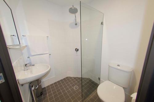 悉尼悉尼东部宜必思快捷酒店的带淋浴、卫生间和盥洗盆的浴室