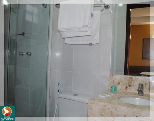 若昂佩索阿塔马索尔酒店的带淋浴、卫生间和盥洗盆的浴室
