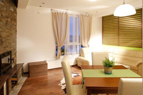 科帕奥尼克Apartment Planinska Carolija的客厅配有沙发和桌子
