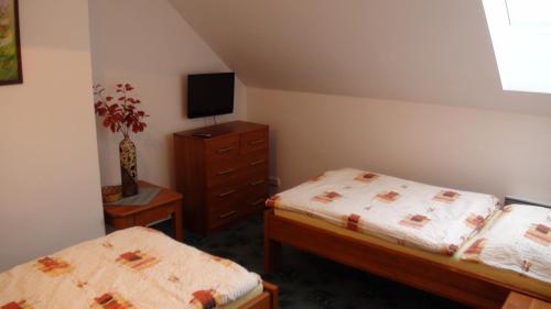 达那撒扎乌塔菲纳旅馆的一间卧室设有两张床和带电视的梳妆台。