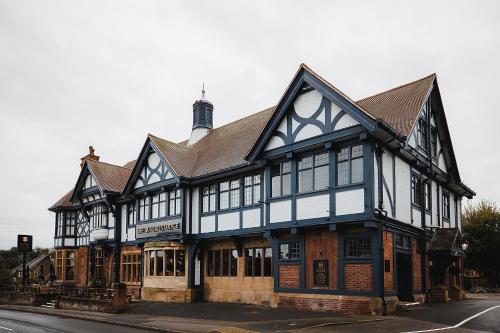 埃德温斯托The Dukeries Lodge, Edwinstowe, Nottinghamshire的街道上一座古老的黑白建筑