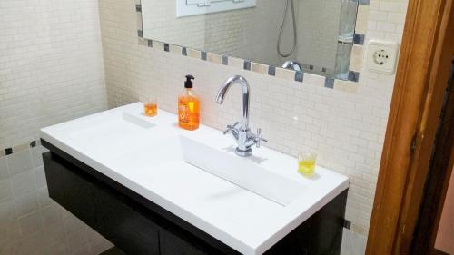 蒙特加特Carmen Seaview & Beach - Apartment的浴室水槽和一瓶肥皂