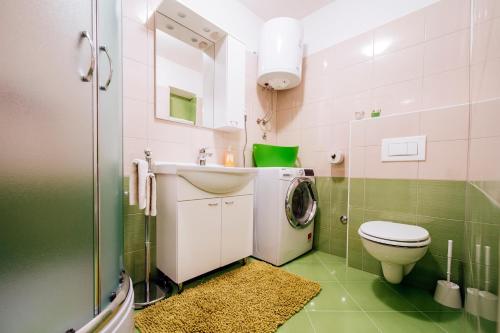 扎达尔APARTMANI EMA的一间带洗衣机和卫生间的浴室