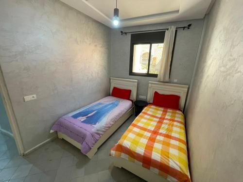 塔姆拉赫特乌兹达尔Two Bedroom Apartment With Private Terrace的小型客房 - 带2张床和窗户