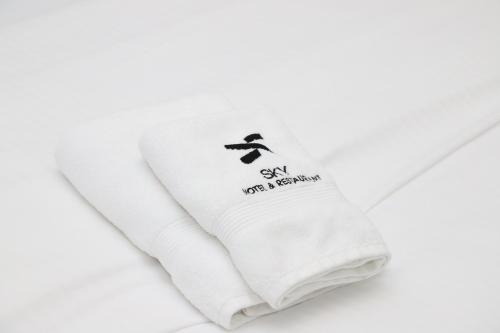 普里兹伦Sky Hotel的一只白色袜子,上面有标志,不是企鹅