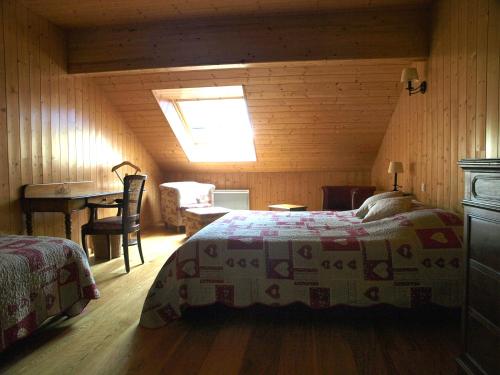 Taintrux拉切里奥勒旅舍的卧室配有一张床和一张桌子