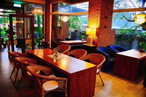 大寮乡明山庄人文会馆的餐厅设有酒吧,配有桌椅