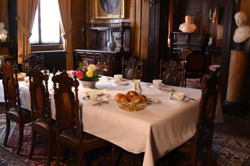 杜埃Château Hôtel de Warenghien的一间用餐室,配有一张带食物篮的桌子