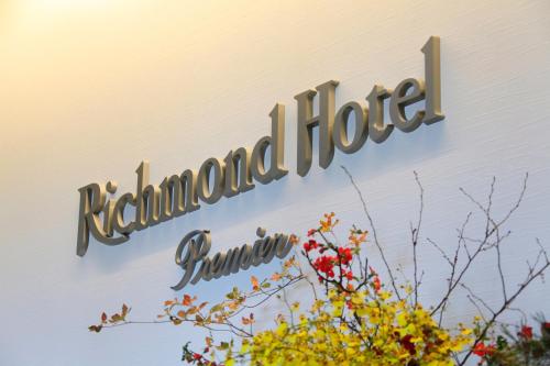 东京Richmond Hotel Premier Tokyo Schole的大楼一侧的kalamunda酒店标志