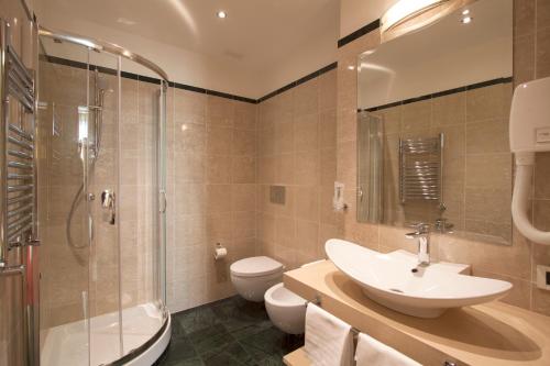 罗马劳伦西亚酒店的一间带水槽、淋浴和卫生间的浴室