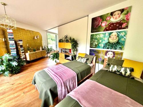 伯尔尼SONNEN Loft Bern - Bed & Breakfast的大房间设有两张床和一张沙发