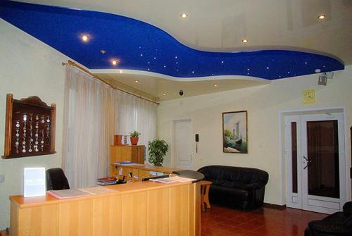 泽列诺格拉茨克巴尔蒂斯卡亚哥罗纳的客厅拥有蓝色的彩绘天花板