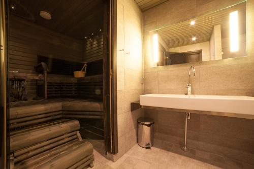 苏姆屯图里酒店的一间浴室