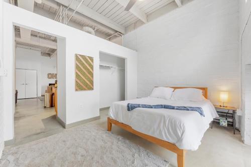 克利夫兰108- The Cozy Comfy Spacious Loft Wi-Fi Parking Cafe的白色卧室配有床和书桌