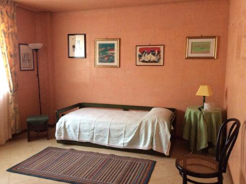 莫诺波利Casa Ariosto的卧室配有一张床和一张桌子及椅子