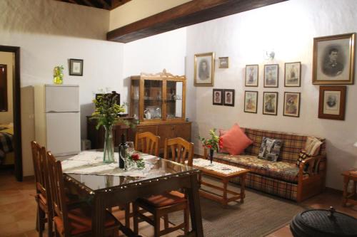 蓬塔戈尔达Casas Rurales Los Marantes的客厅配有桌子和沙发