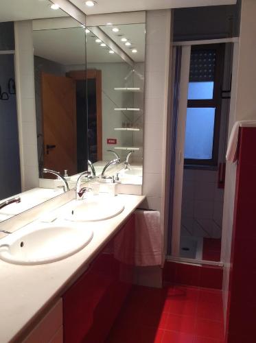 莫诺波利Casa Ariosto的一间带两个盥洗盆和大镜子的浴室
