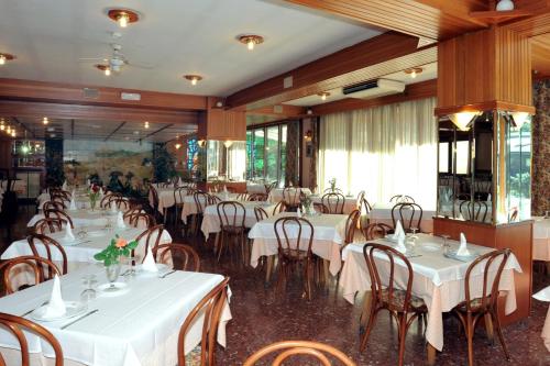 安道尔城海梅尔酒店的一间设有白色桌椅的用餐室