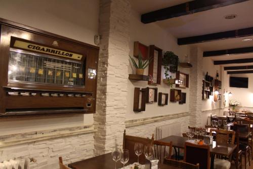 蒙福特·德·莱蒙斯MON ComeySueña Guesthouse的餐厅设有酒吧,配有桌椅