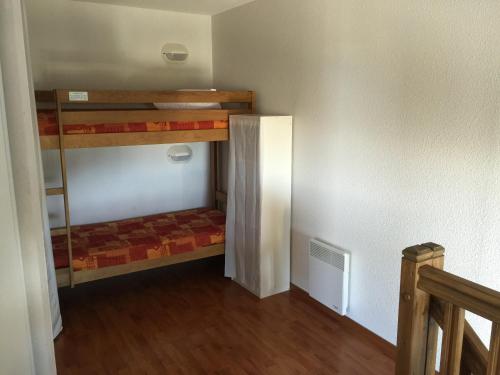 阿克斯莱泰尔姆Appartement bonascre的一间客房内配有两张双层床的房间