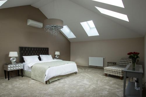 维也纳维也纳套房酒店的一间卧室设有一张大床和天窗天花板。