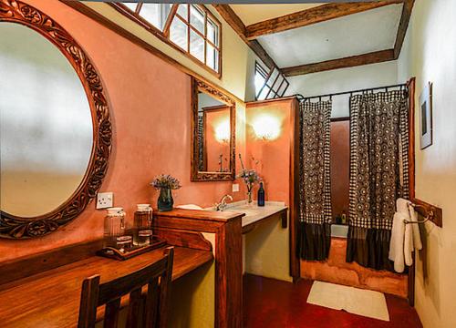 育空河恩加塞洛山林小屋的一间带水槽和镜子的浴室