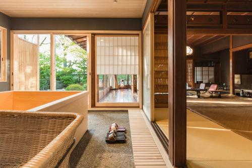 京都京都南禅寺八千代日式旅馆的一间配有沙发的客房和书籍