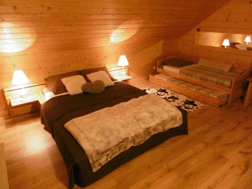 Sainte-Agnès奥科尔贝利多尼弗尔斯普拉普特尔莱斯劳克斯7号木屋旅馆的小屋内一间卧室,配有一张大床