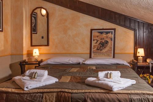 萨奥兹-杜尔克斯格兰特鲁恩酒店的酒店客房,配有两张带毛巾的床