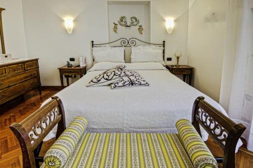 马奥莱卡萨马莲尼纳酒店的一间卧室配有一张带绿毯的大床