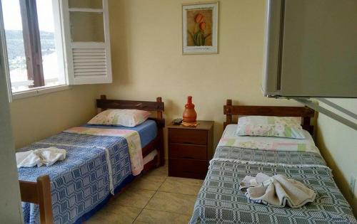迪亚曼蒂纳普莱西登特旅馆的一间卧室设有两张床和窗户。