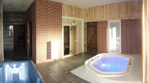 比得哥什阿加特SPA酒店的一间大浴室,内设一个大浴缸