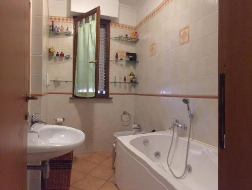 罗马安东内拉公寓的带浴缸和盥洗盆的浴室