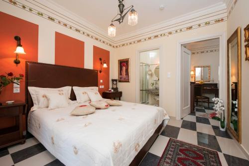 克里斯阿穆迪亚Enavlion Hotel的卧室配有一张白色大床和红色的墙壁
