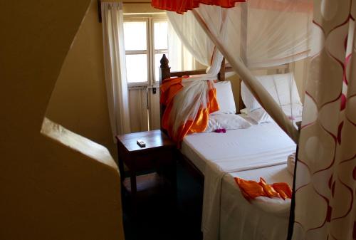 桑给巴尔萨尔姆公主宾馆的一间卧室设有两张床和窗户。
