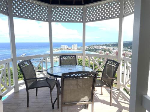 OceanBreeze Jamaica Penthouse, 7-Minute Walk to Beach