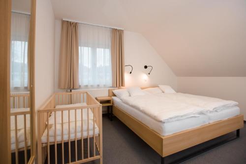 小莫拉夫卡维维诺特别墅的一间卧室设有两张双层床和一扇窗户。