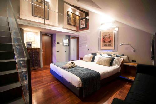 都灵波士顿艺术酒店的一间卧室配有一张大床,床上放着一只狗