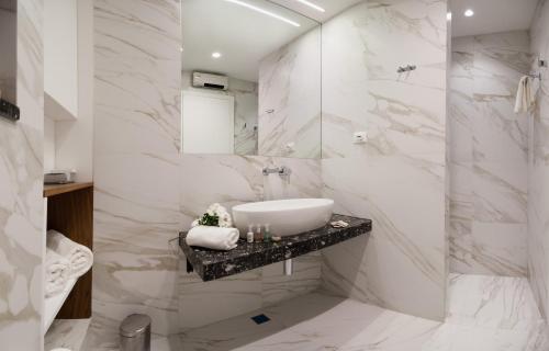 斯普利特维斯特碧尔宫住宅酒店的白色的浴室设有水槽和镜子