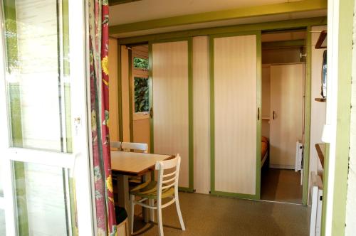圣地亚哥－德孔波斯特拉坎西拉斯露营地的一间带木桌和椅子的用餐室