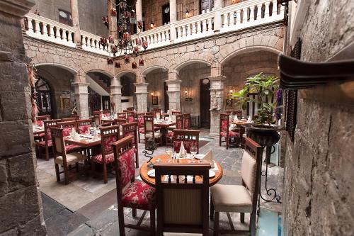 安巴托洛卡广场精品酒店的大楼内带桌椅的餐厅