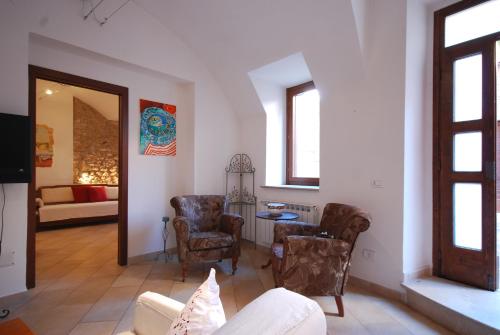 特尔尼Appartamento Terni Centro的客厅配有沙发、椅子和桌子
