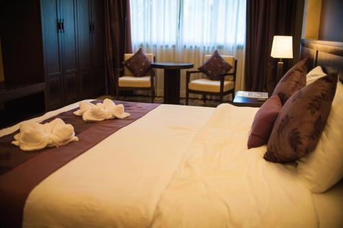 乌隆他尼班雅度假酒店 的酒店客房,配有带毛巾的床