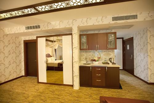 迪亚巴克尔米坦尼丽晶酒店的一间带厨房的客厅和一间卧室