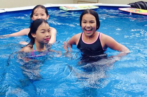 基督城阿尔顿酒店的三个年轻女孩在游泳池里