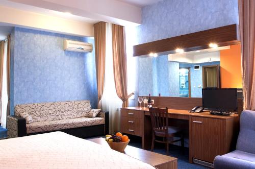 索非亚DITER Family Hotel的酒店客房配有一张床和一张带电脑的书桌